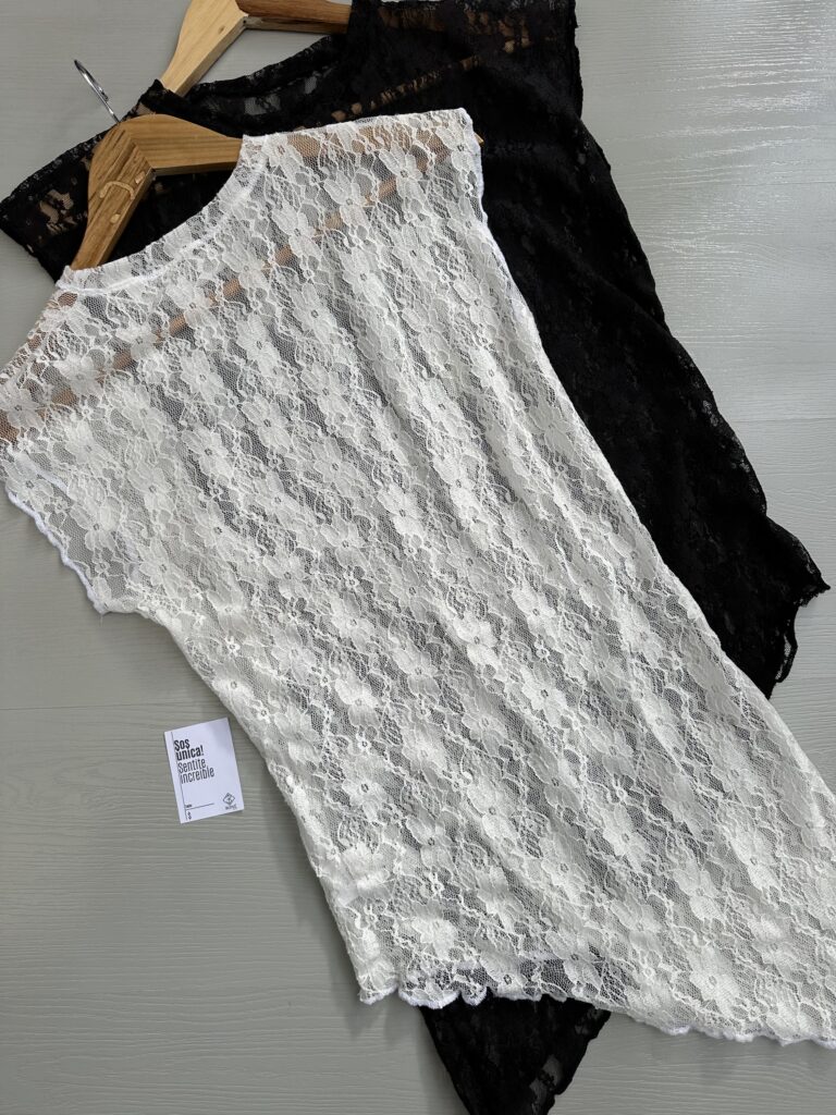 Blusa encaje pico